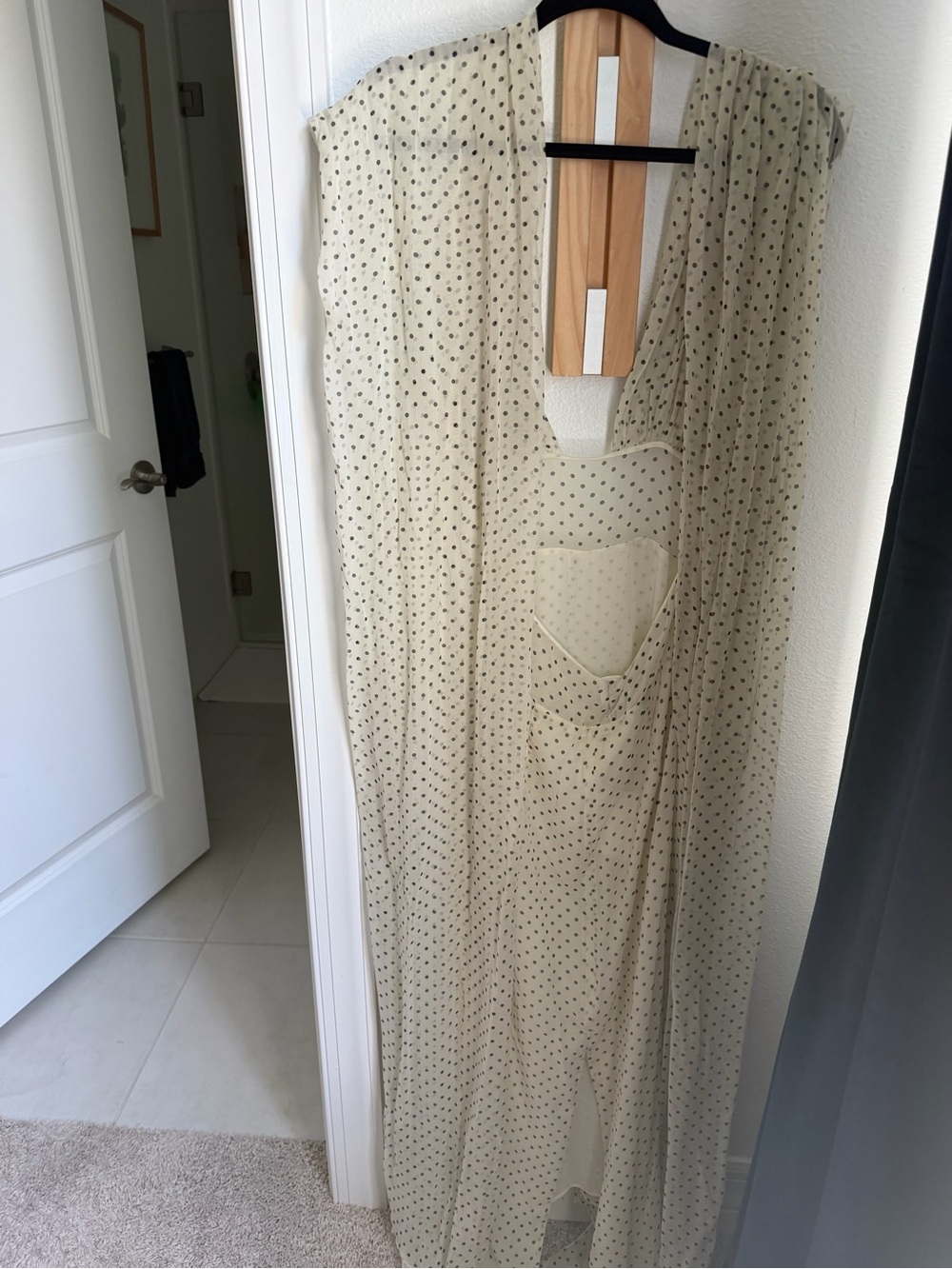 Sleeveless Ivory Maxi Dress with Black Polka Dots and Scarf Detail Helsa - Picture 5 of 6